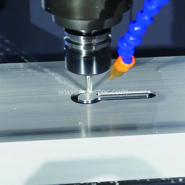 Centre d'usinage de profilés CNC à portique 3 axes