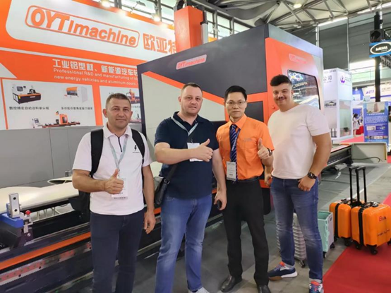 Combien d'axes un moulin CNC peut-il avoir?
