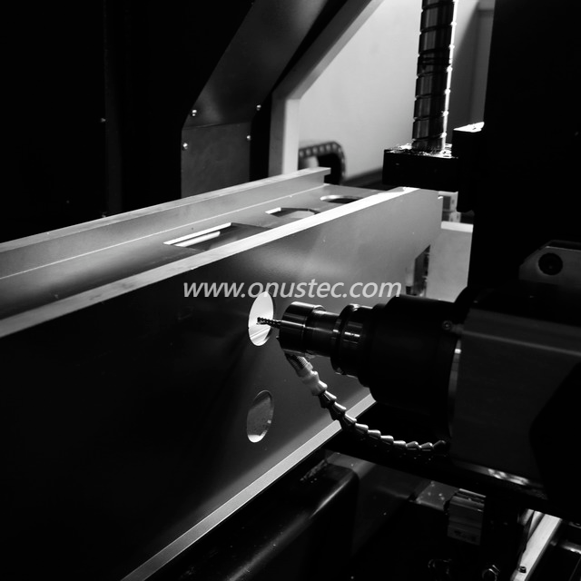 Centre d'usinage de profilés CNC 4 axes