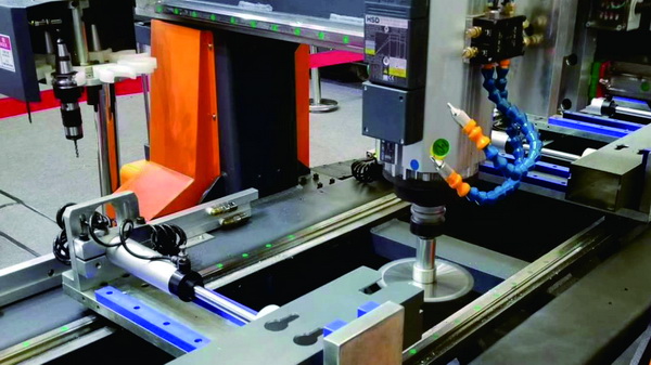 Que fait un centre d'usinage CNC?