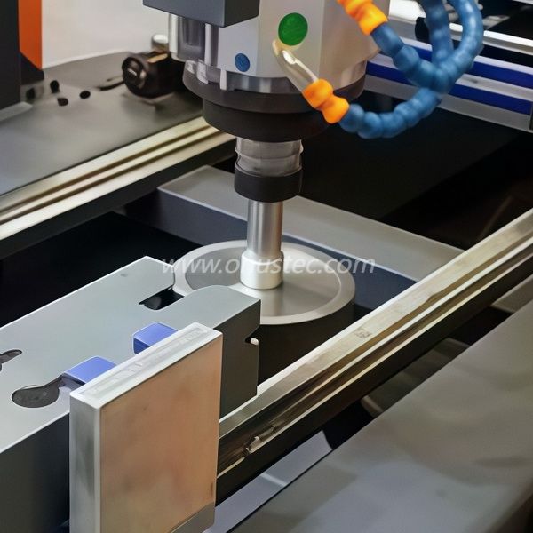 Centre d'usinage de profil CNC sur le portique à 3 axes