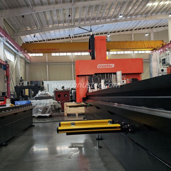 Centre d'usinage CNC haute vitesse 3 axes pour l'aluminium