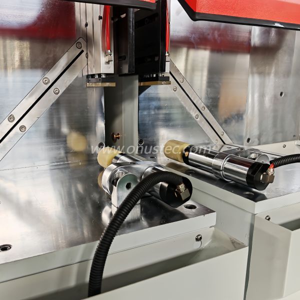 Grande scie &agrave; onglet double CNC de haute pr&eacute;cision &agrave; 45 degr&eacute;s